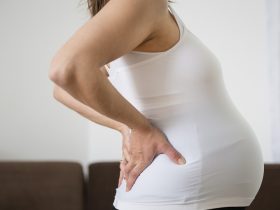 Femme enceinte qui a mal au dos