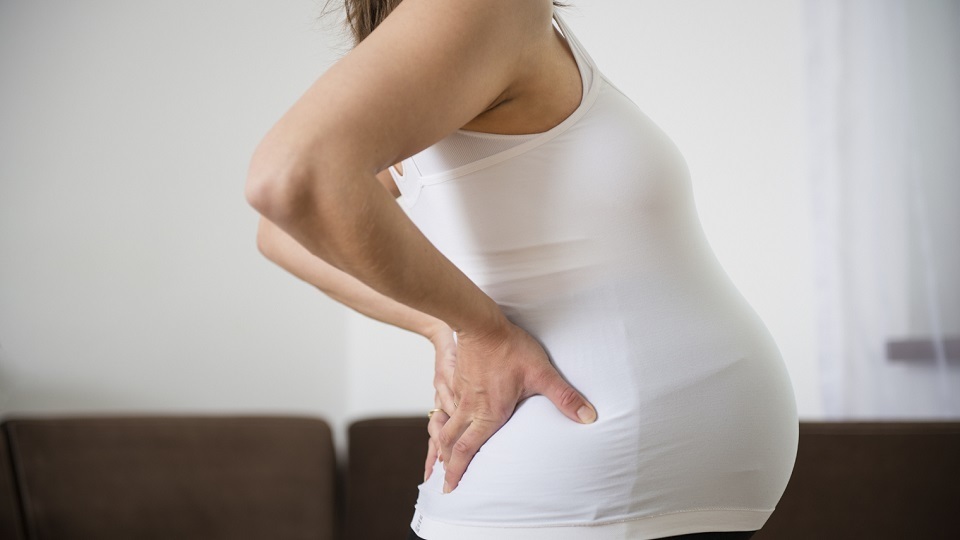 Femme enceinte qui a mal au dos
