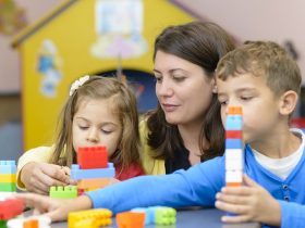 Assistante maternelle en compagnie de deux enfants