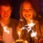 fête ados avec des cierges