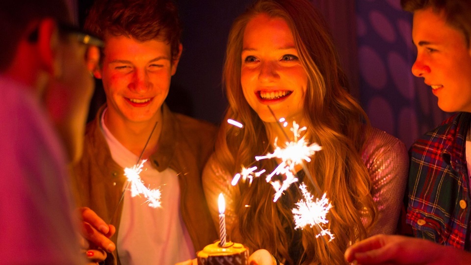 fête ados avec des cierges
