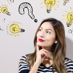 Femme qui cherche des idées cadeaux