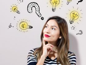 Femme qui cherche des idées cadeaux