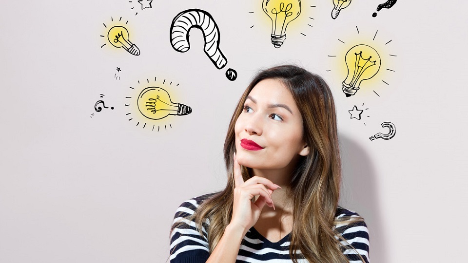 Femme qui cherche des idées cadeaux