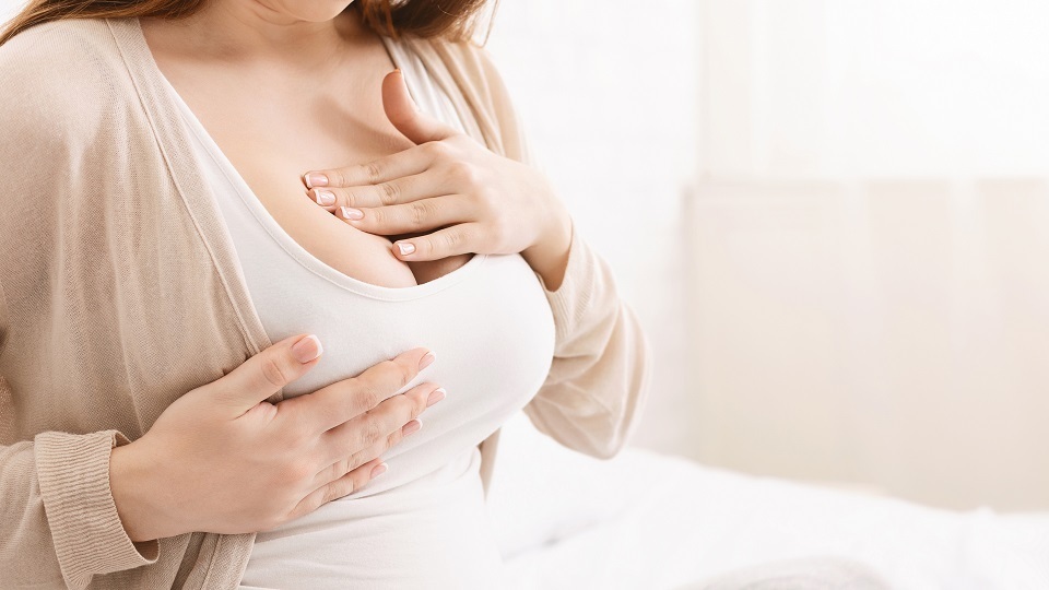 Femme allaitante ayant les seins engorgées