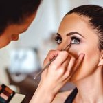 femme qui se fait maquiller par une pro