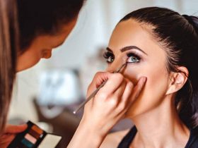 femme qui se fait maquiller par une pro