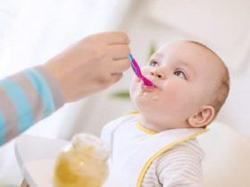 Bébé qui mange un pot de légumes bio