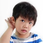 Enfant qui entend mal