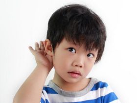 Enfant qui entend mal