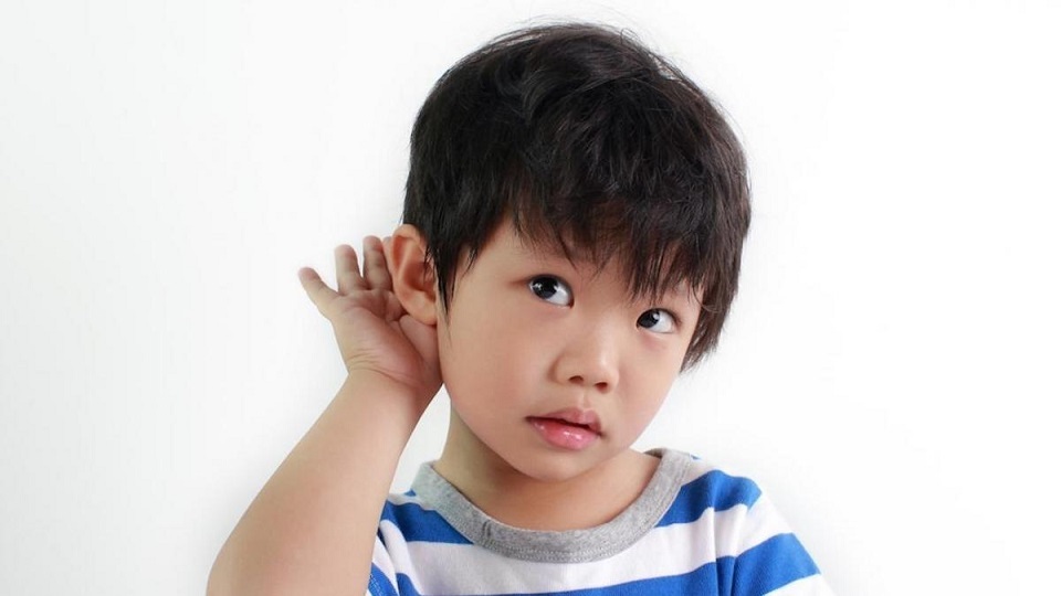 Enfant qui entend mal