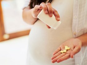 Femme enceinte qui prend des vitamines