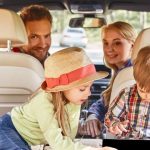 Famille dans une voiture