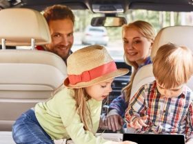 Famille dans une voiture
