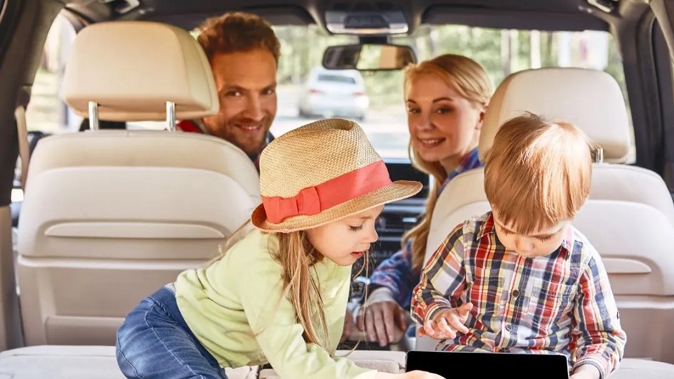 Famille dans une voiture