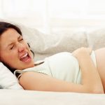 femme enceinte qui a des douleurs