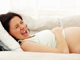 femme enceinte qui a des douleurs