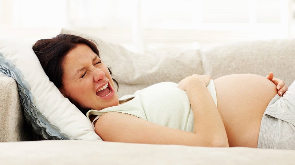 femme enceinte qui a des douleurs