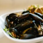 découvrez tout ce que vous devez savoir sur les moules, un délicieux fruit de mer à déguster en diverses préparations, avec nos recettes et conseils.