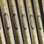 découvrez l'art de la calligraphie arabe, une tradition élégante alliant beauté et expression culturelle à travers des œuvres manuscrites raffinées.