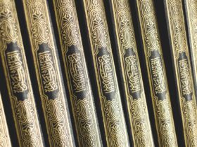 découvrez l'art de la calligraphie arabe, une tradition élégante alliant beauté et expression culturelle à travers des œuvres manuscrites raffinées.