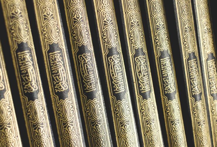découvrez l'art de la calligraphie arabe, une tradition élégante alliant beauté et expression culturelle à travers des œuvres manuscrites raffinées.