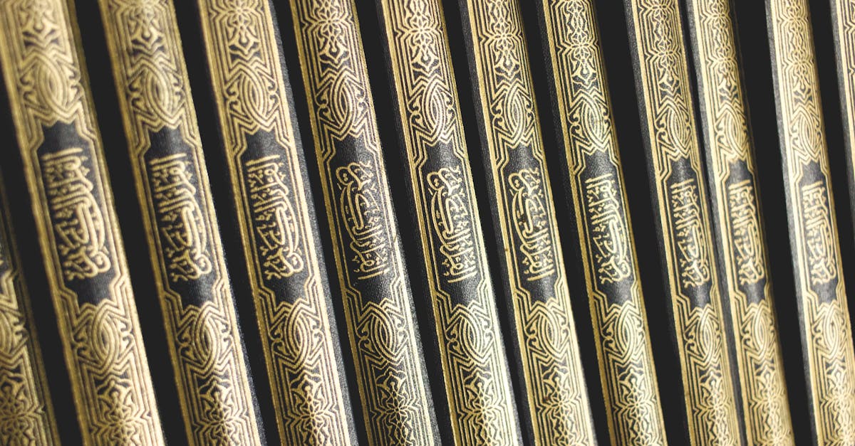 découvrez l'art de la calligraphie arabe, une tradition élégante alliant beauté et expression culturelle à travers des œuvres manuscrites raffinées.