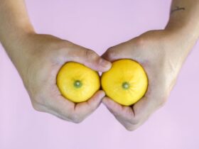 douleur mammaire : causes, symptômes et traitements pour mieux comprendre et soulager l'inconfort au niveau des seins.