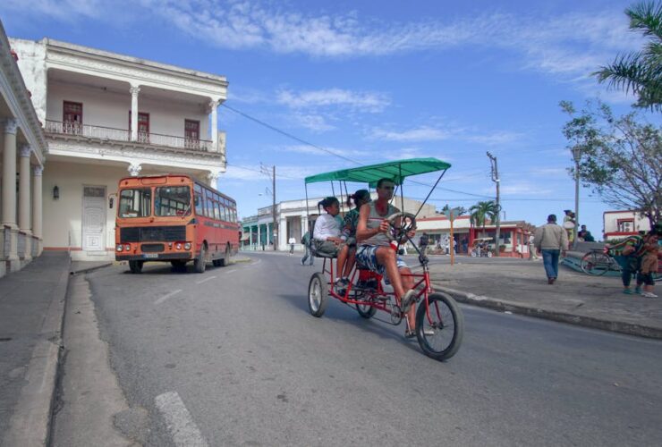 découvrez clara luciani, chanteuse française au style unique alliant pop et chanson française, reconnue pour ses textes profonds et son charisme sur scène.