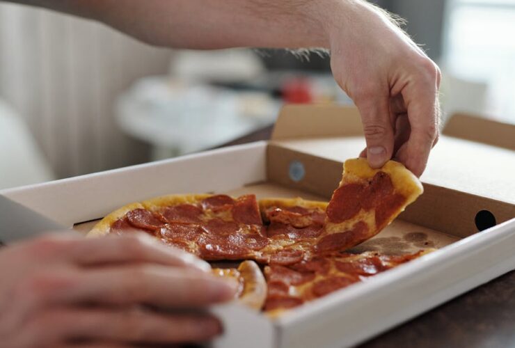 découvrez si manger de la pizza pendant la grossesse est sûr et quels ingrédients privilégier pour une alimentation équilibrée et sans risque pour maman et bébé.