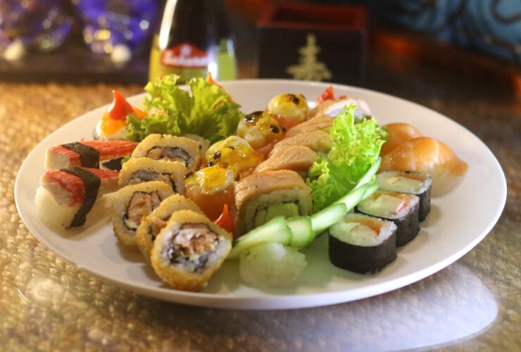 découvrez si manger des sushis pendant la grossesse est sûr et quelles précautions prendre pour protéger la santé de la future maman et du bébé.