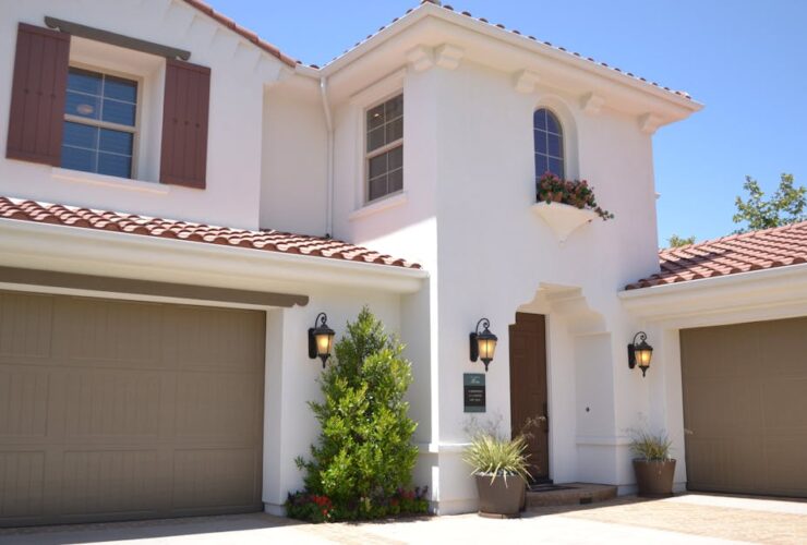 un sac ovale aplati est une structure allongée et légèrement écrasée, souvent utilisée pour décrire des formes biologiques ou anatomiques spécifiques.