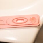 découvrez ce que signifie un test de grossesse négatif, les raisons possibles et les prochaines étapes à suivre pour mieux comprendre votre situation.