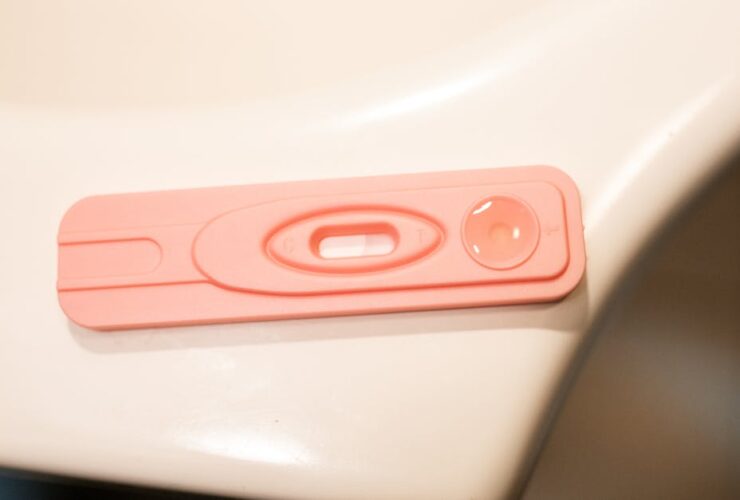 découvrez ce que signifie un test de grossesse négatif, les raisons possibles et les prochaines étapes à suivre pour mieux comprendre votre situation.