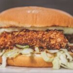 découvrez les options de fast-food adaptées pendant la grossesse pour manger vite tout en prenant soin de votre santé et celle de bébé.