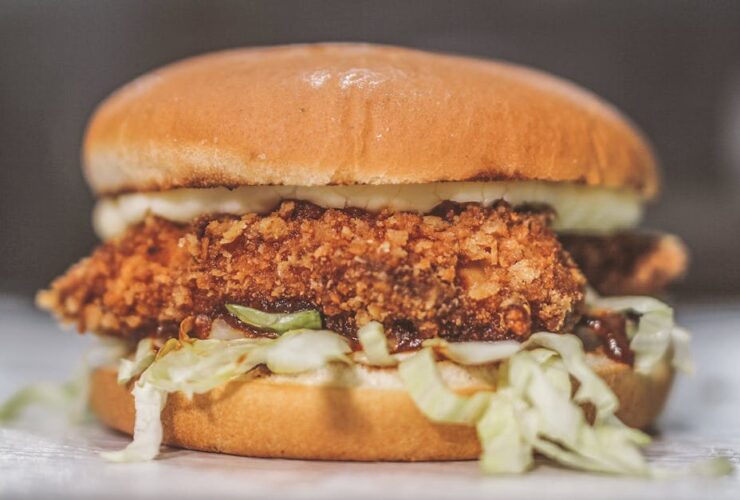 découvrez les options de fast-food adaptées pendant la grossesse pour manger vite tout en prenant soin de votre santé et celle de bébé.