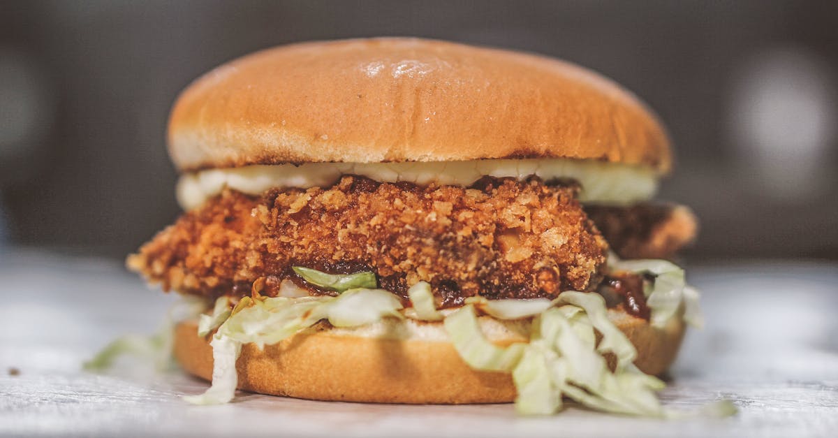 découvrez les options de fast-food adaptées pendant la grossesse pour manger vite tout en prenant soin de votre santé et celle de bébé.